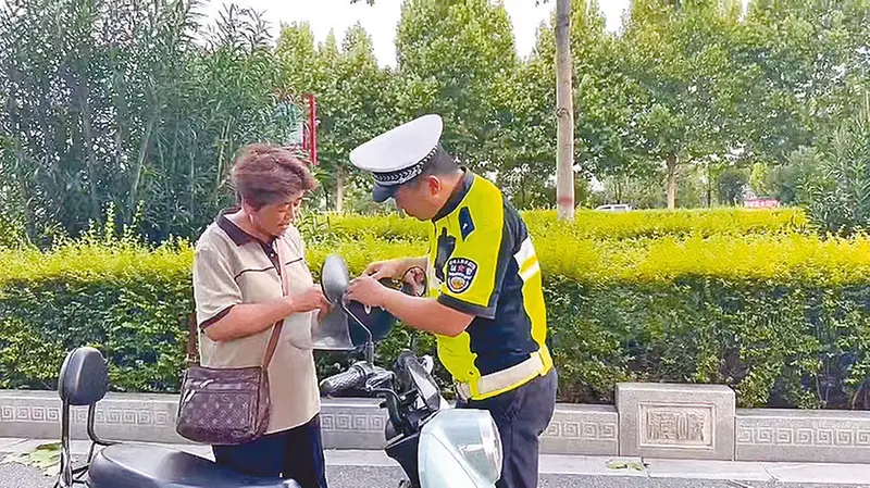 女交警街头温柔喊话车主_路口女交警_交警女生