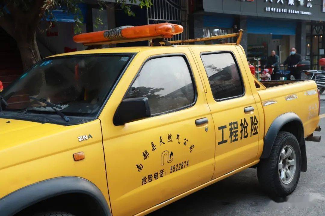 交警女生_女交警街头温柔喊话车主_路口女交警