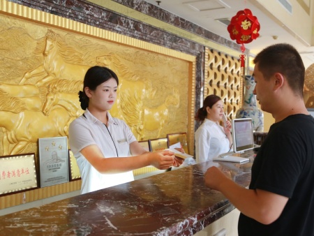 酒店接待前台效果图_酒店前台接待台_酒店前台接待工作内容