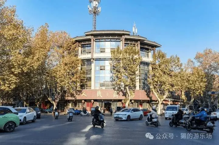 怎样调看路口时实监控-如何通过网络实时监控路口？掌握这些技巧，轻松实现足不出户看街头热闹