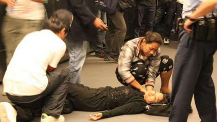 老年人突然晕倒是怎么回事_突然晕倒的老人如何抢救_老人突然晕倒有意识