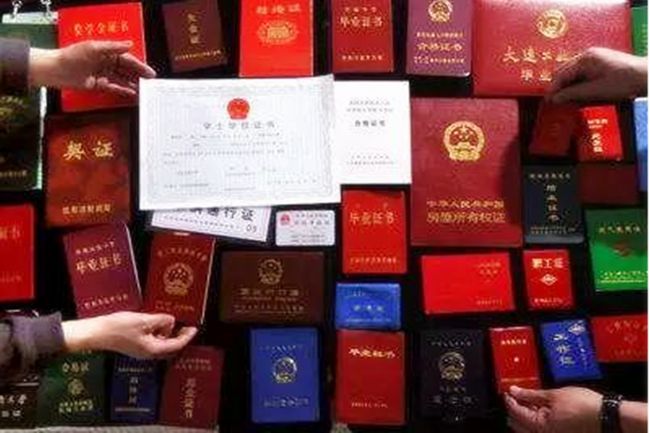 出生证明大小各异，承载人生故事，是身份象征与权利责任的开始