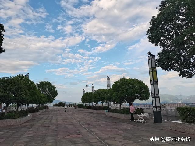 后背疼前胸红痣有什么影响_胸前后背有红痣代表什么_前胸后背疼有红痣