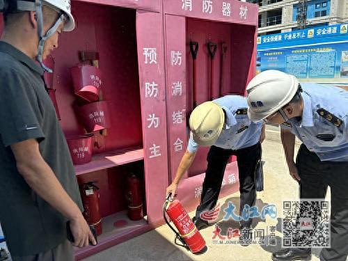 夜间路口监控-夜幕下的守护者：监控摄像头，用无声目光守护城市安全